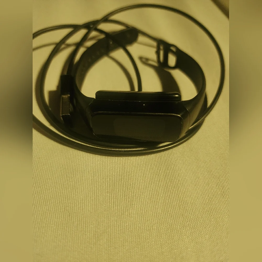 Samsung Galaxy Fit Black Smart Band With Charger - Picture 3 of 5